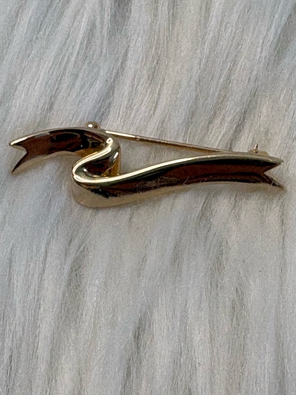 (188)Avon Gold-Tone Sculptural Wave Brooch